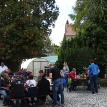 beisammensein vor der Feuerwehr nach dem Wandertag